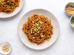 Easy Szechuan Dan Dan Noodles on plates 