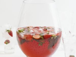 Sangria with strawberries and mint