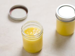 Lemon Curd in jars 