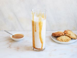 Oatmilk milkshake in a large glass with cookies