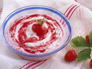 Strawberry quark (curd cheese) and fresh strawberries