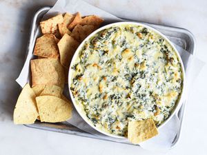 spinach and artichoke dip with chips