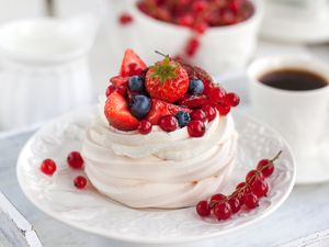 New Zealand pavlova meringue with berries