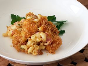 Baked macaroni and cheese with ham