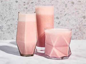 Healthy Homemade Strawberry Milkshake (Smoothie)