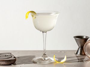 Vodka Martini recipe, martini with lemon peel 